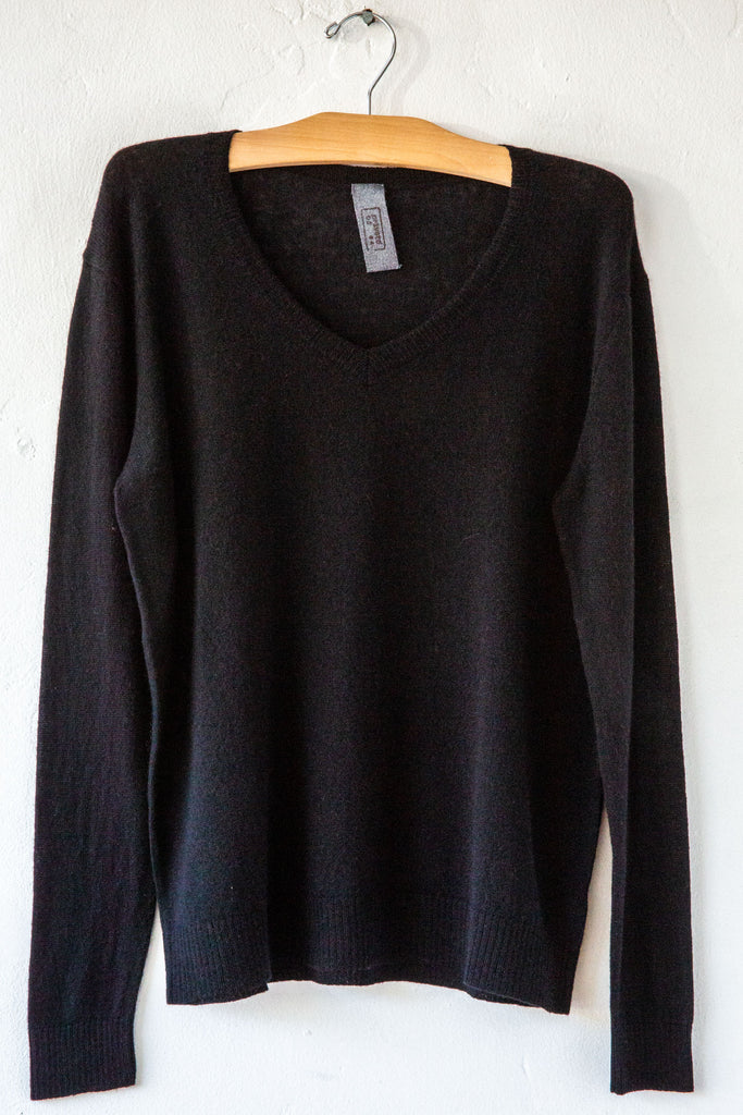 R231 Vneck Sweater Black